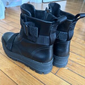 Black boot perfect condition